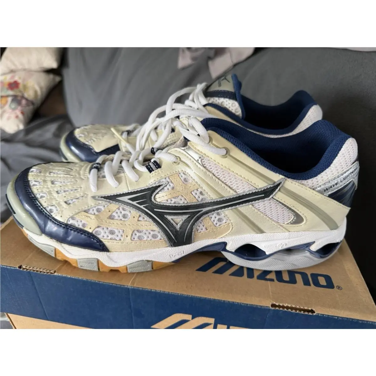 Mizuno Indoor Volleyball Shoes Wave Lightning 4 Women sz 13 Gold Vtg 2008
