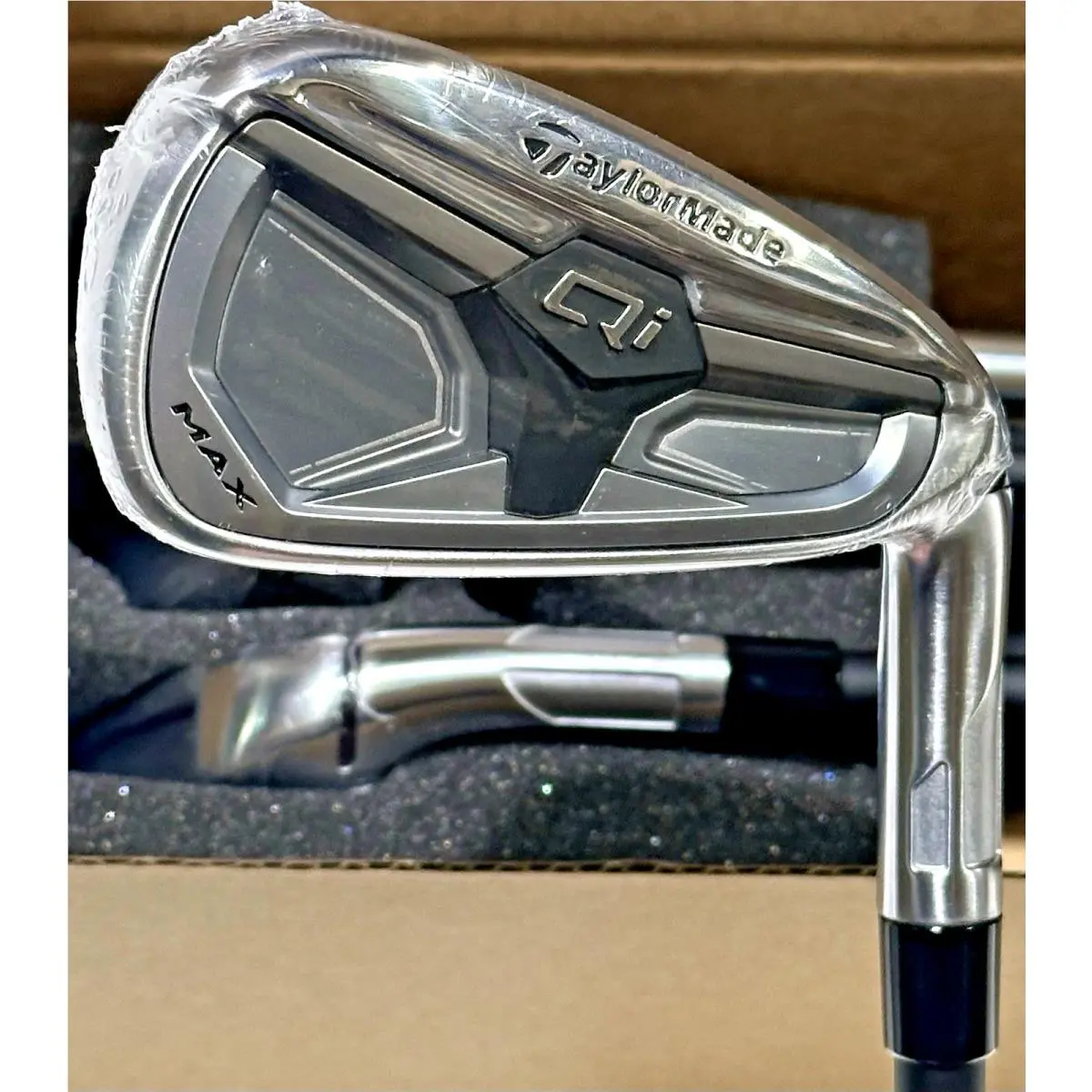 Taylormade Qi Max Iron Set 5-PW AW Graphite Kbs Reax 65 Regular Flex