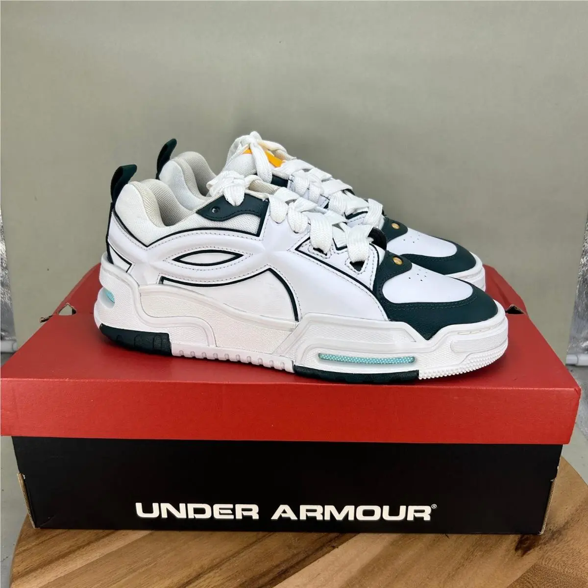 Under Armour UA Hb-lo White Green Mens 9.5 Womens 11 Sneakers 6005922-108