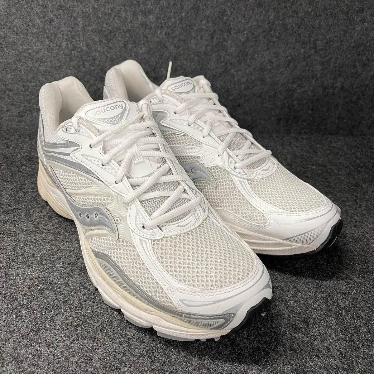 Saucony Progrid Omni 9 Sneaker Men`s Size US 13 White/silver