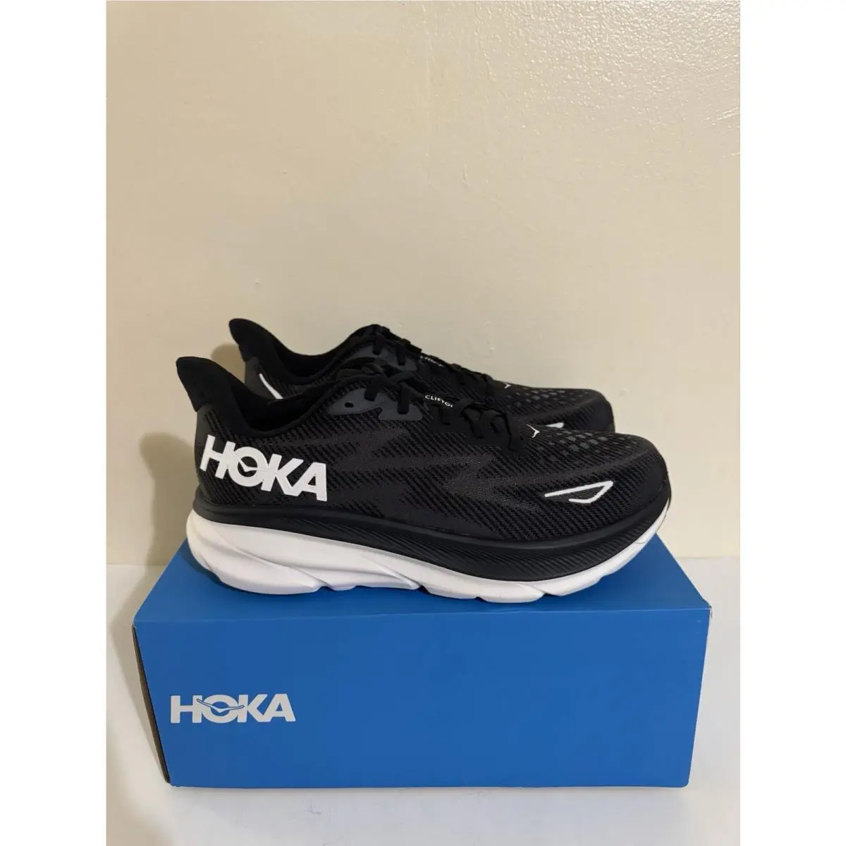 Men`s Hoka Clifton 9 Running Shoes Black White Size 12.5D