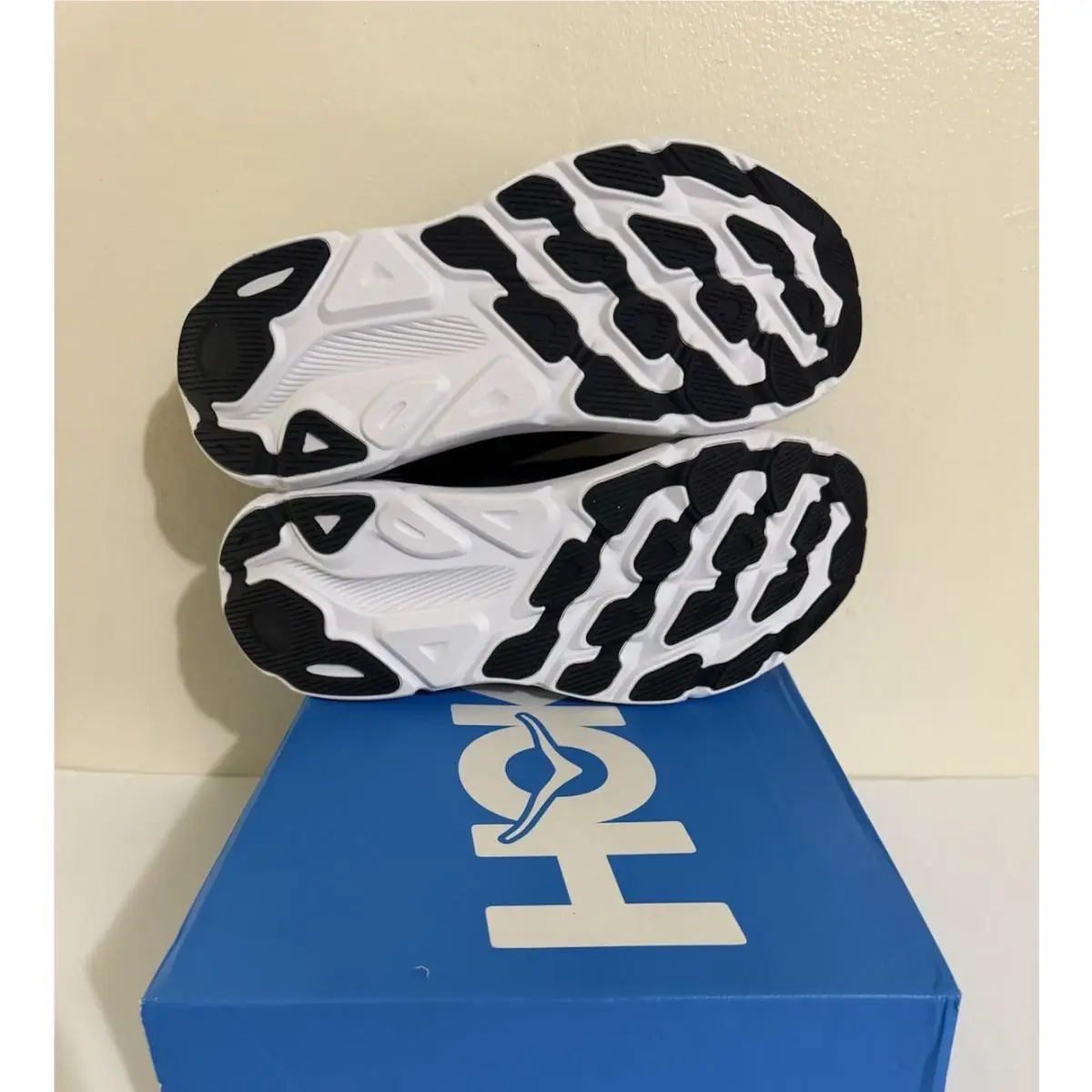 Hoka shoes - Hoka One One Clifton 9 - Black / White 10