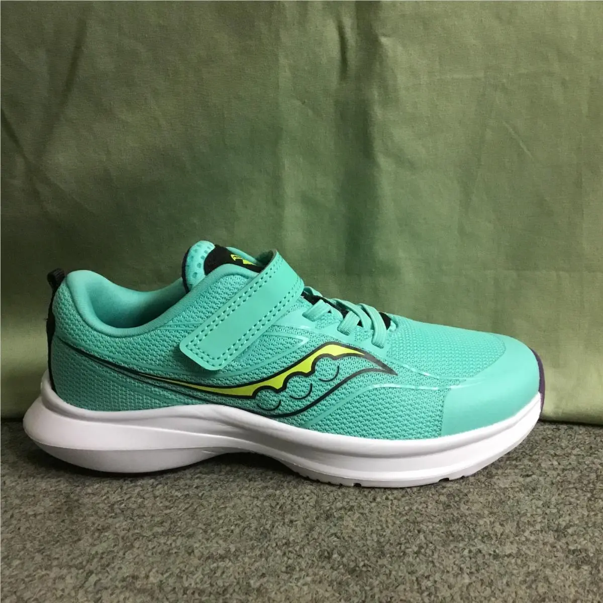 Girls Saucony SK165526 Mint Kinvara 13 A/c Sneakers Size 11 Wide