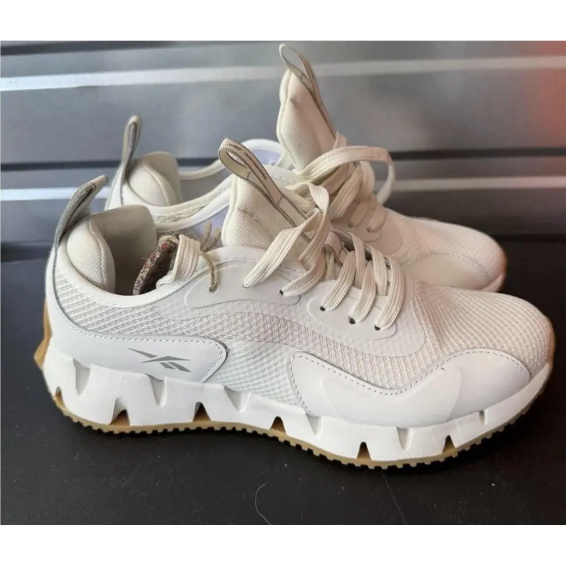 Reebok Zig Dynamica Clw Chalk/grey/gum Women`s Size 9.5