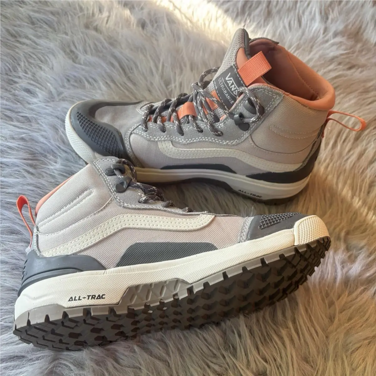 Vans Sneakers Ultrarange Exo Hi Mte Boots Gray Tan Women`s Size 6 Outdoors