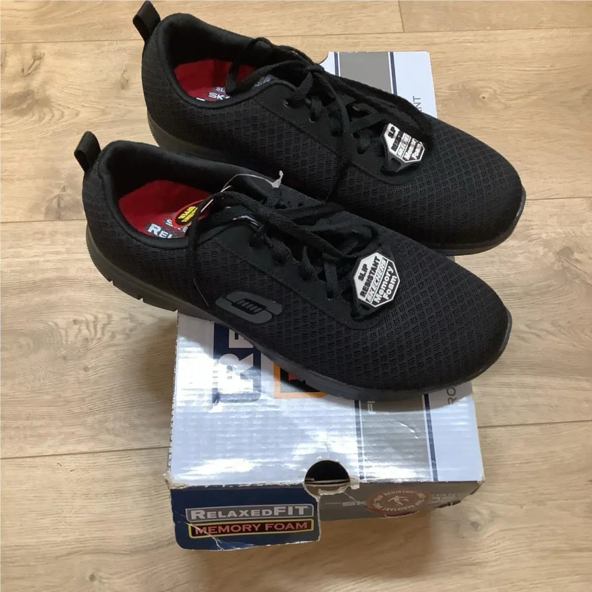 Skechers Size 6 Women’s Black Relaxed Fit Memory Foam Slip Resistant Sneaker