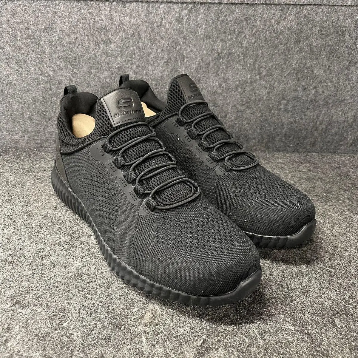 Skechers Relaxed Fit Cessnock Work Shoes Men`s Size 10.5 Wide Black