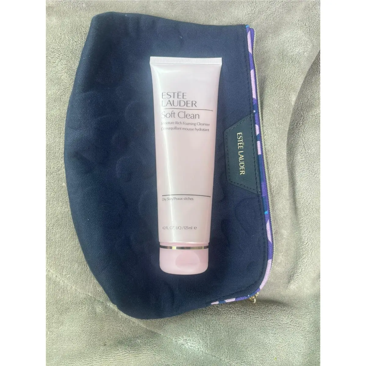 Estee Lauder Soft Clean Moisture Rich Foaming Cleanser FS 4.2 Oz. W/makeup Bag