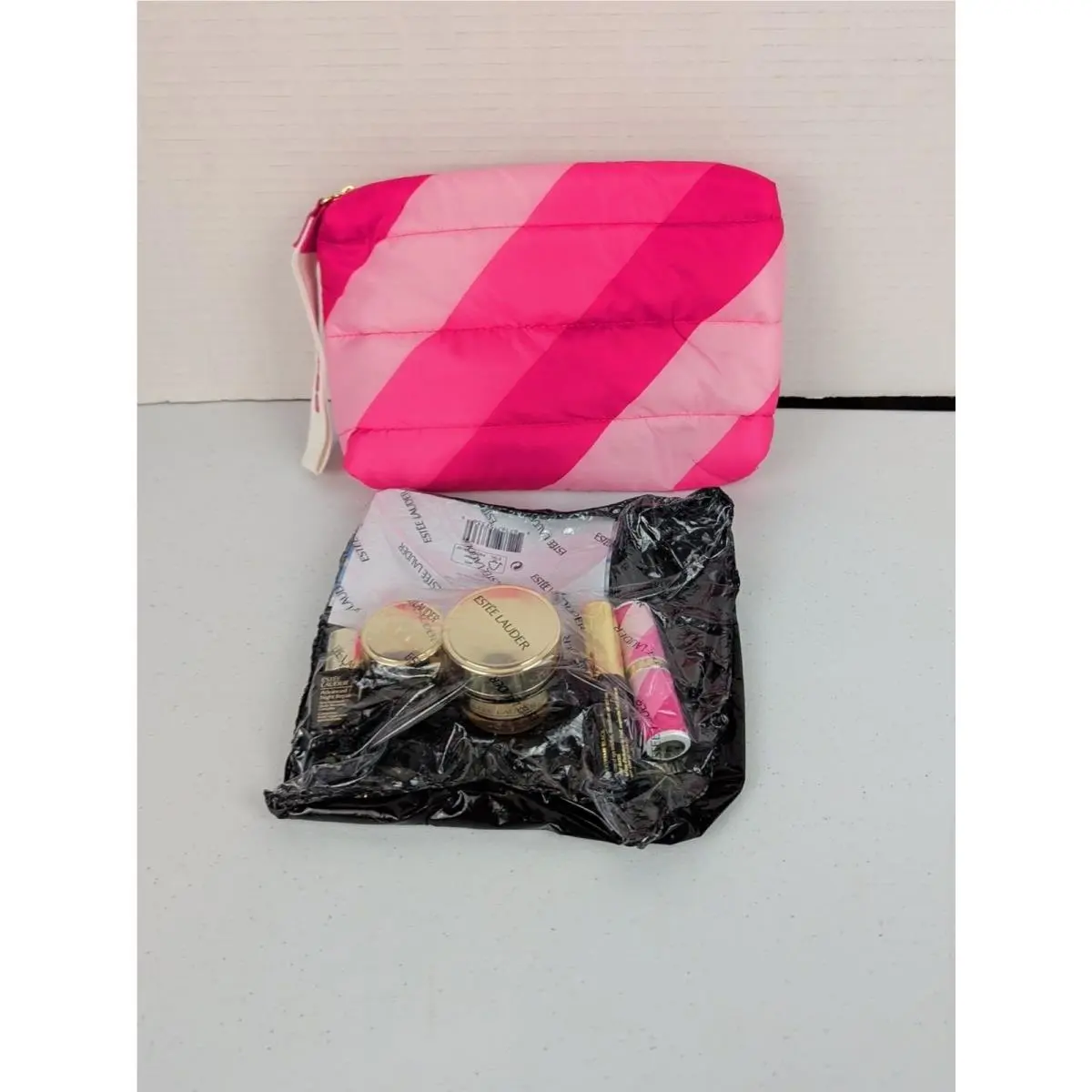 Estee Lauder Pink Striped Puffer Makeup Cosmetics W/ Sample Size Cosmetics Read