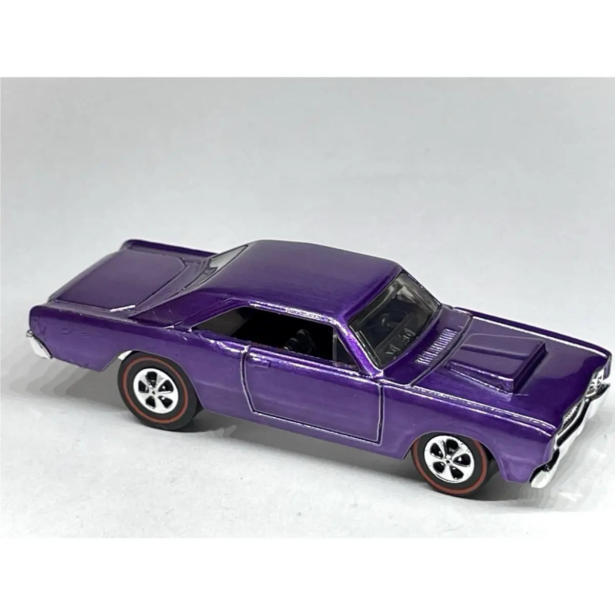 Hot Wheels `68 Dodge Dart Custom Made Redline - Spectraflame Purple