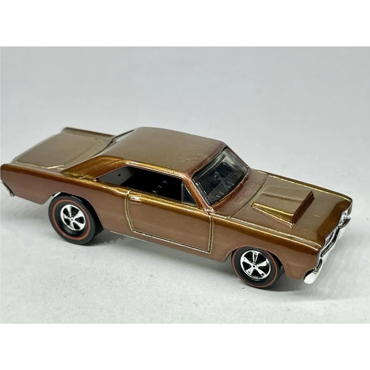 Hot Wheels `68 Dodge Dart Custom Made Redline - ⬜ Candy Mix Paint