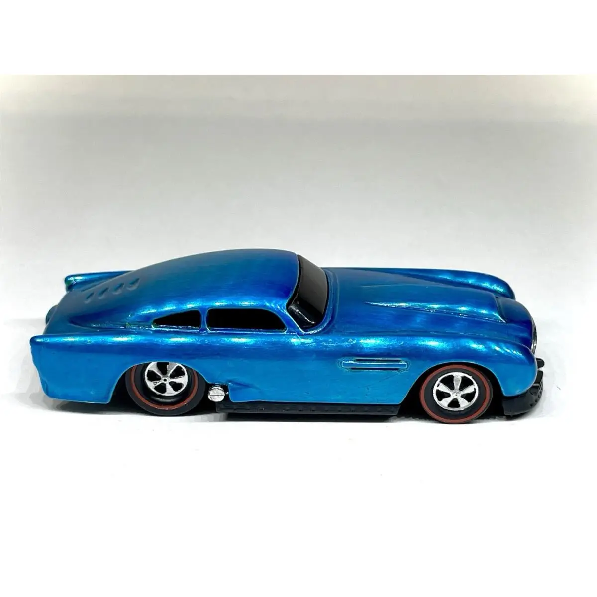 Hot Wheels Custom Made Redline In Spectraflame Blue Aston Martin DB4GT 1:64