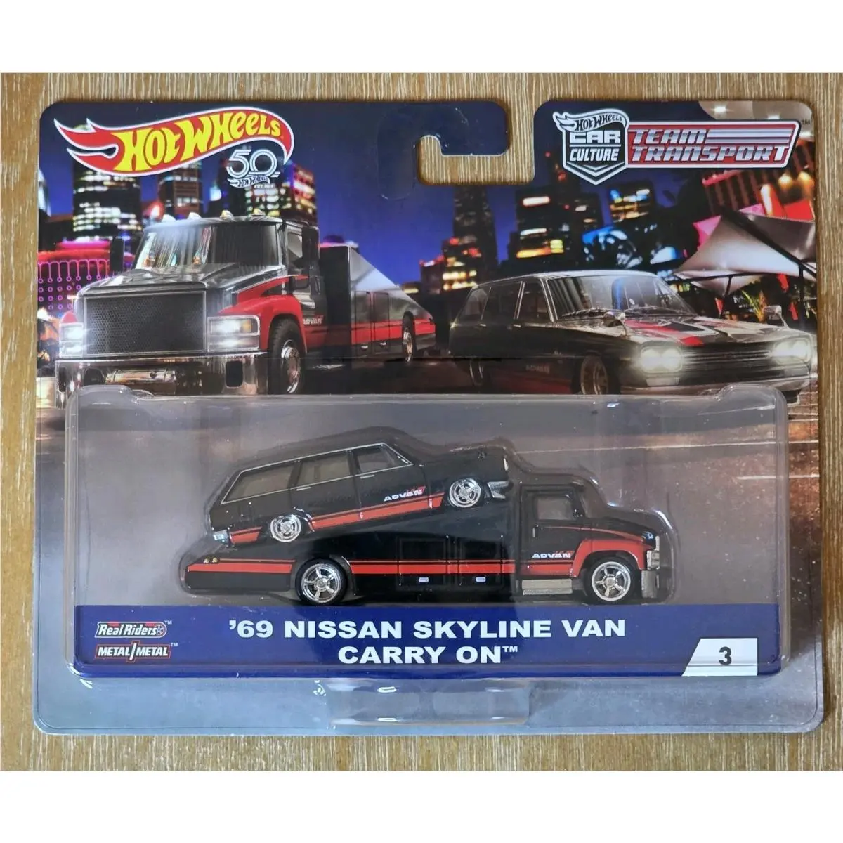 Hot Wheels Car Culture Team Transport `69 Nissan Skyline Van Carry On 1:64