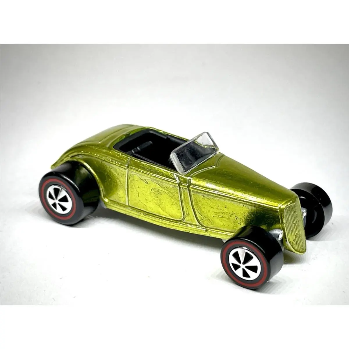 Hot Wheels ‘33 Ford Lo Roadster Custom Made Redline Spectraflame Yellow 1:64