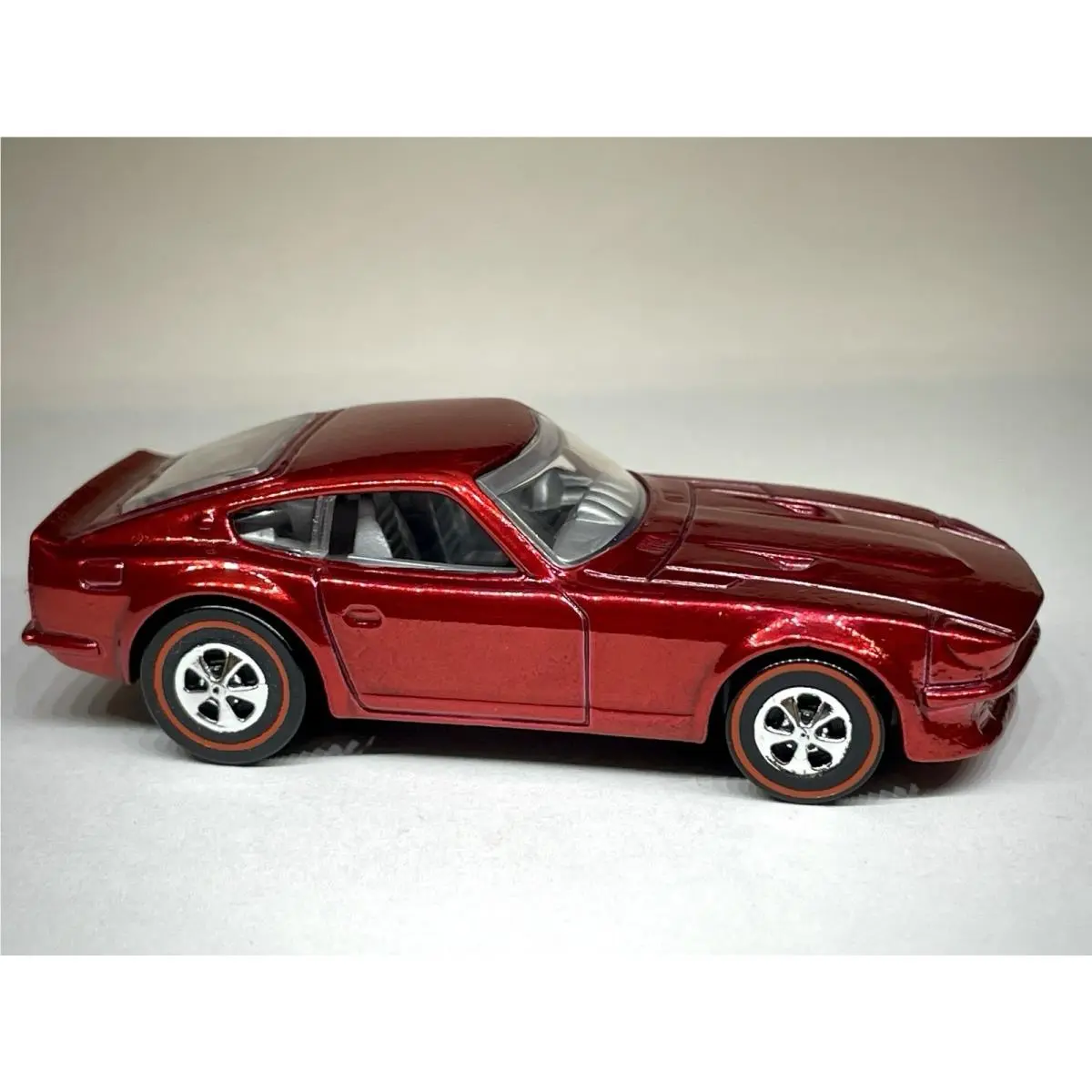 Hot Wheels “custom Made” 70`s Datsun 240Z Jdm Spectraflame Red Redline