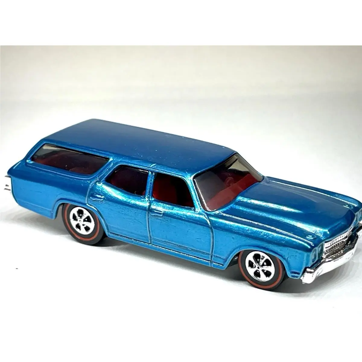 Hot Wheels Custom Made Spectraflame Blue Redline `70 Chevelle SS Wagon