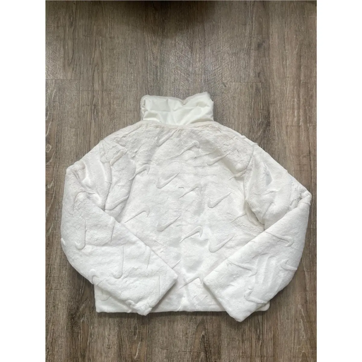 Nike clothing - Ivory (UPC: 0197598608609) 0