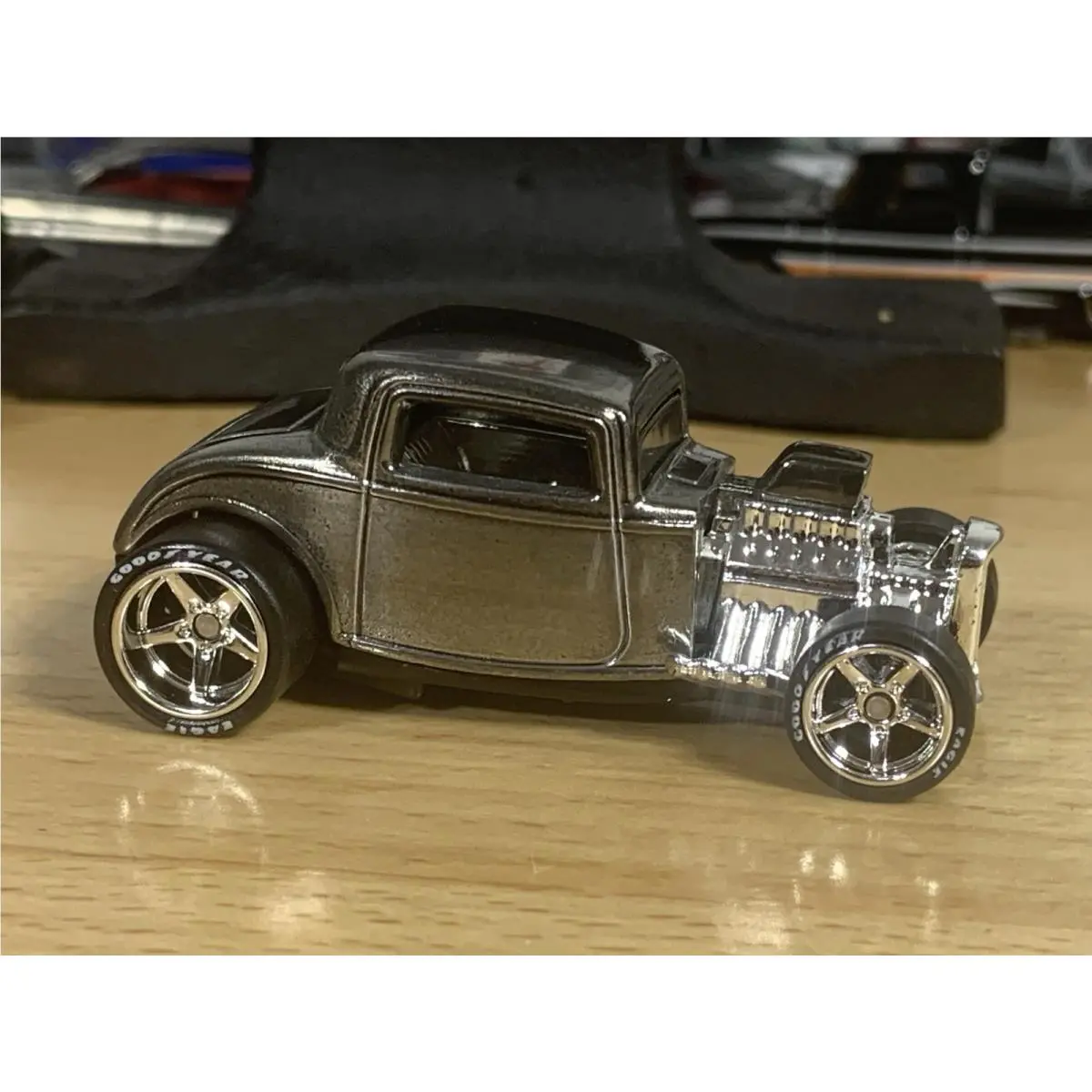 Hot Wheels Zinc Plated Custom `32 Ford Hot Rod with Metal Base Wheel Swap