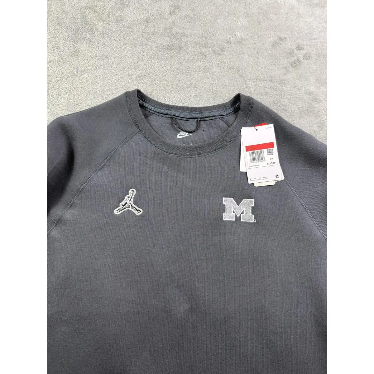Nike clothing - Gray (UPC: 0196605510447) 0