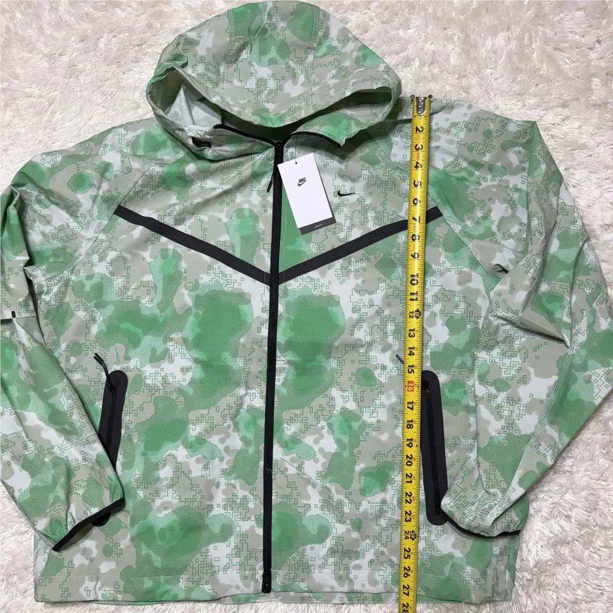 Nike clothing - Nike Tech Woven - Tech Woven - HV0979-034 - Green 1