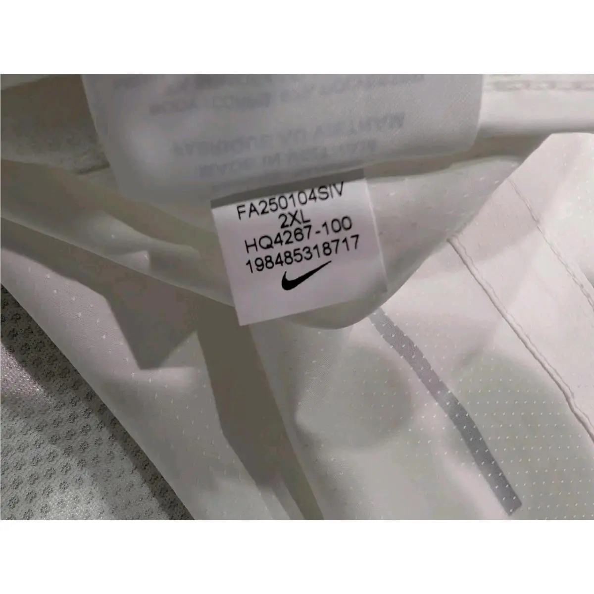 Nike clothing - Nike Chicago Marathon Impossibly Light Jacket - White / Reflective Silver (UPC: 198485318717) 17