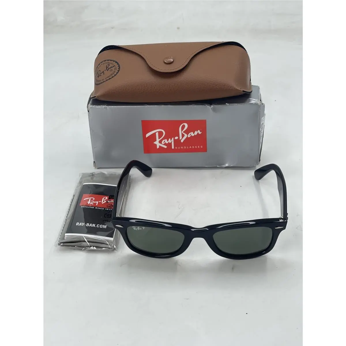 Ray Ban Unisex Wayfarer Classic Sunglasses Black / Green Polarized