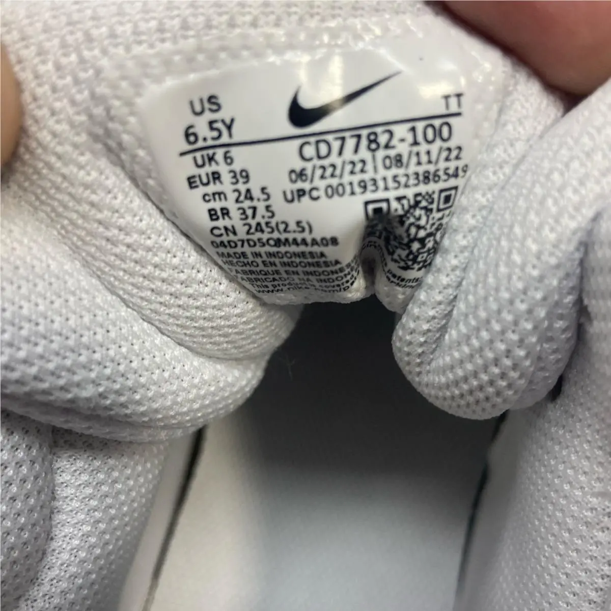 Nike shoes - White (UPC: 193152386549) 1
