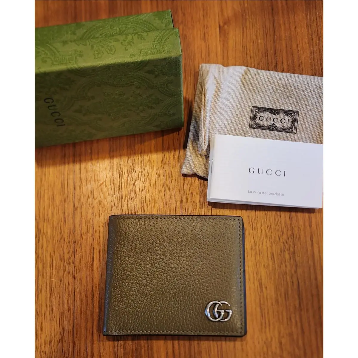 Brand- Gucci Men`s Leather GG Logo Bi Fold 6 CC Wallet Green