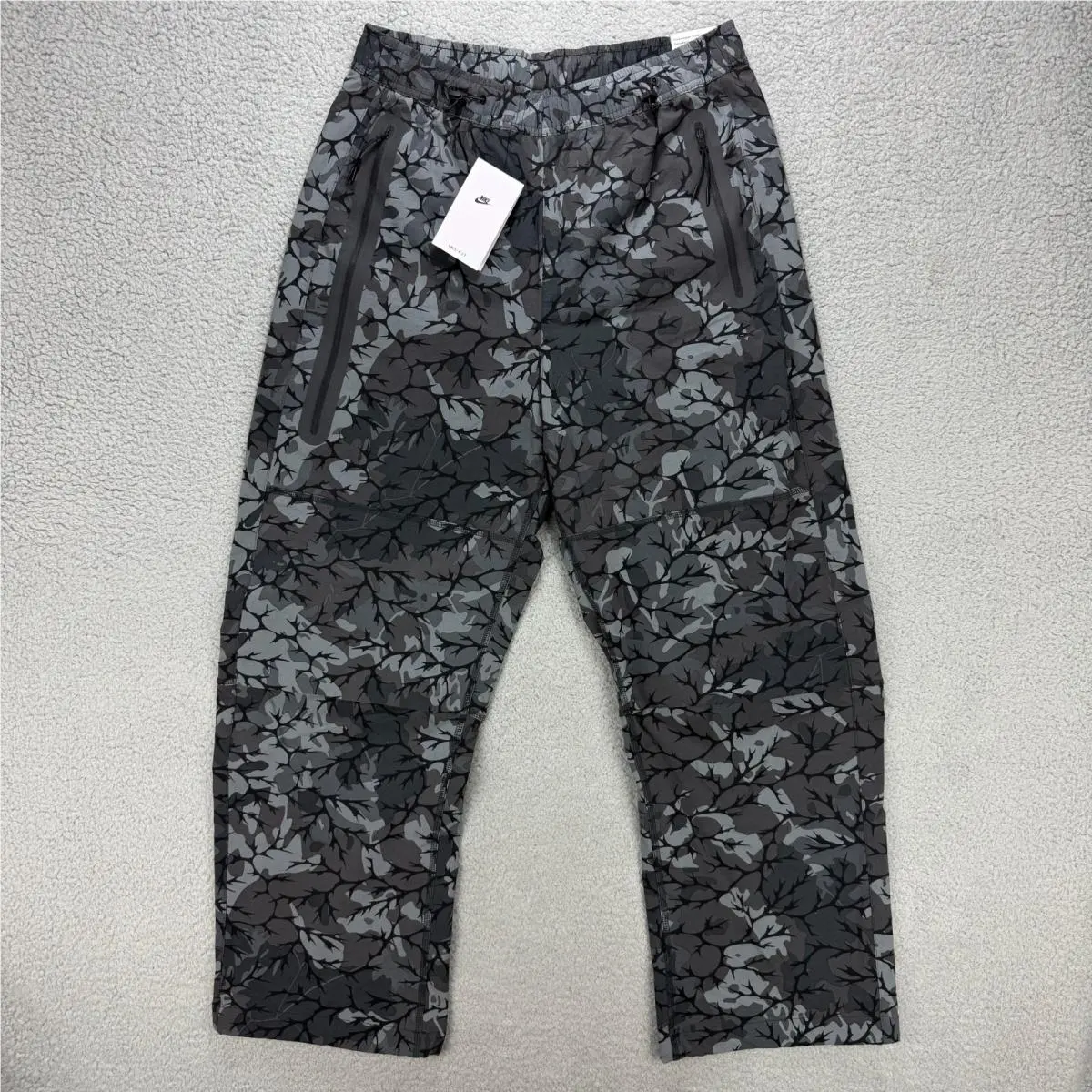 Nike Tech Pants Mens Medium M Black Grey Camo Woven Loose Fit Straight Stacked
