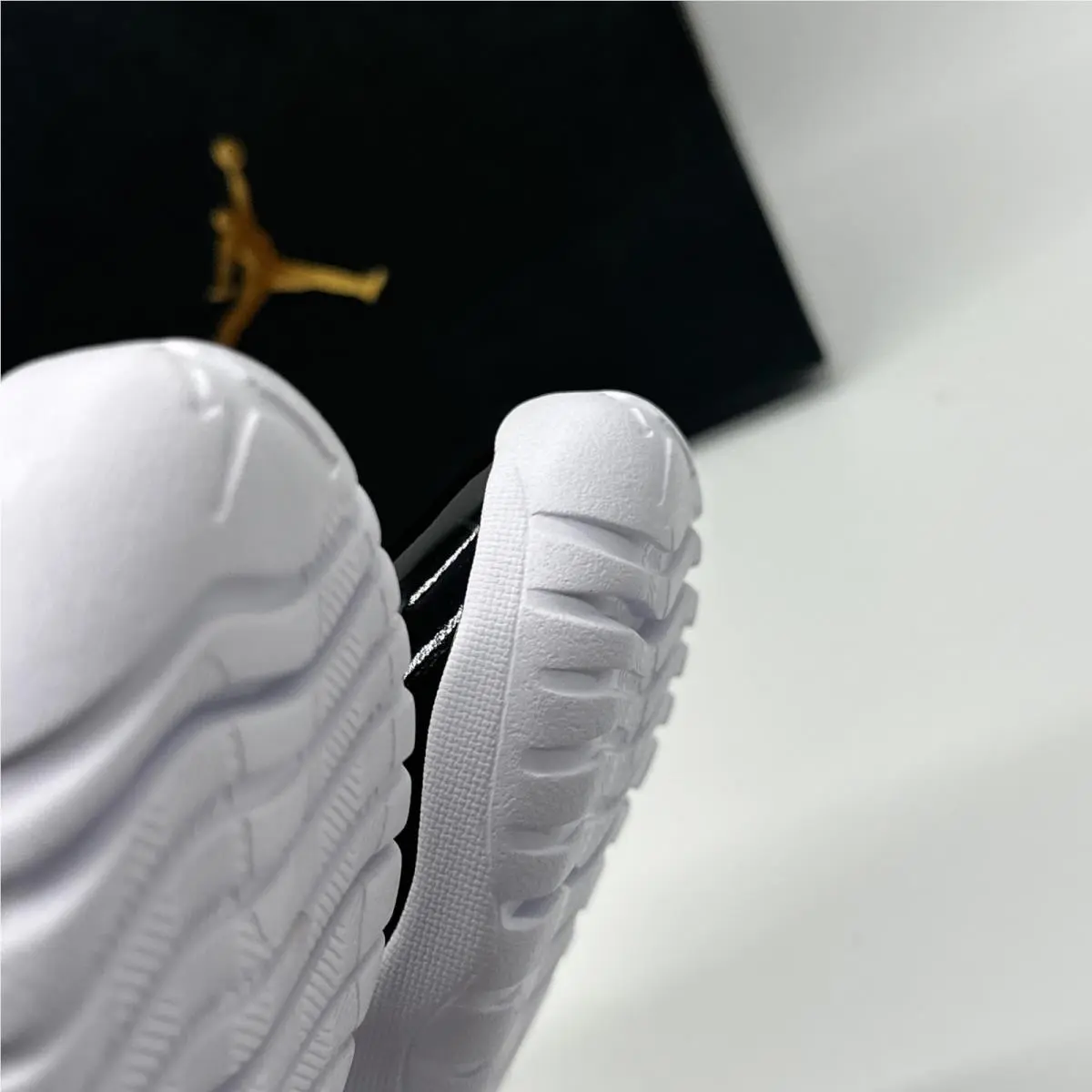 Nike shoes - Air Jordan 11 - Air - Black, White, Orange (UPC: 0193151910929) 8