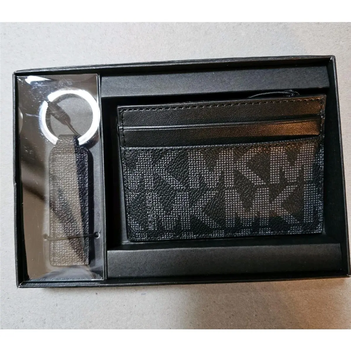 Michael Kors Gift Set Men`s Front Pocket Slim Card Holder with Key Ring