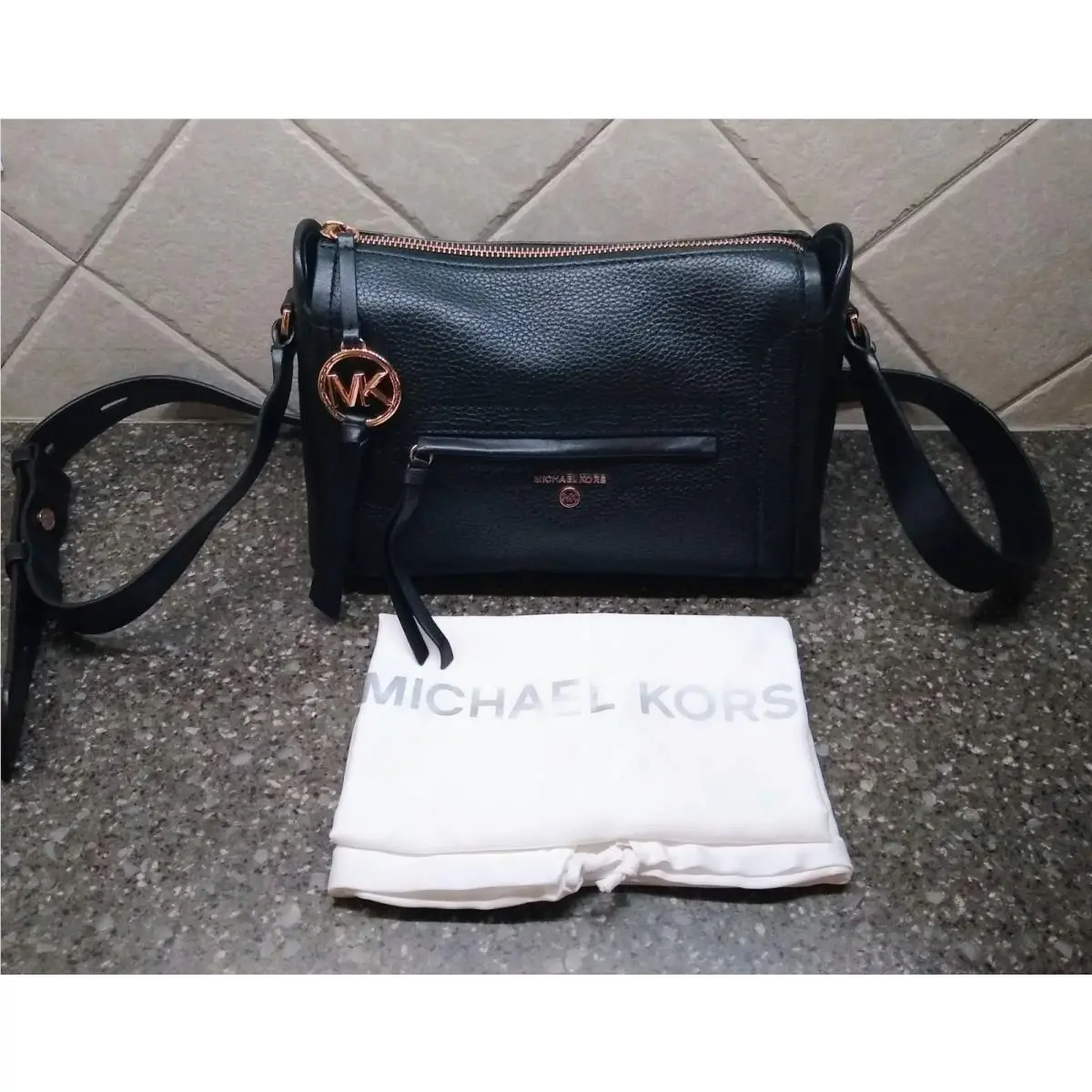 Michale Kors Carine Large Black Leather Purse W/ Crossbody Strap Gold Logo