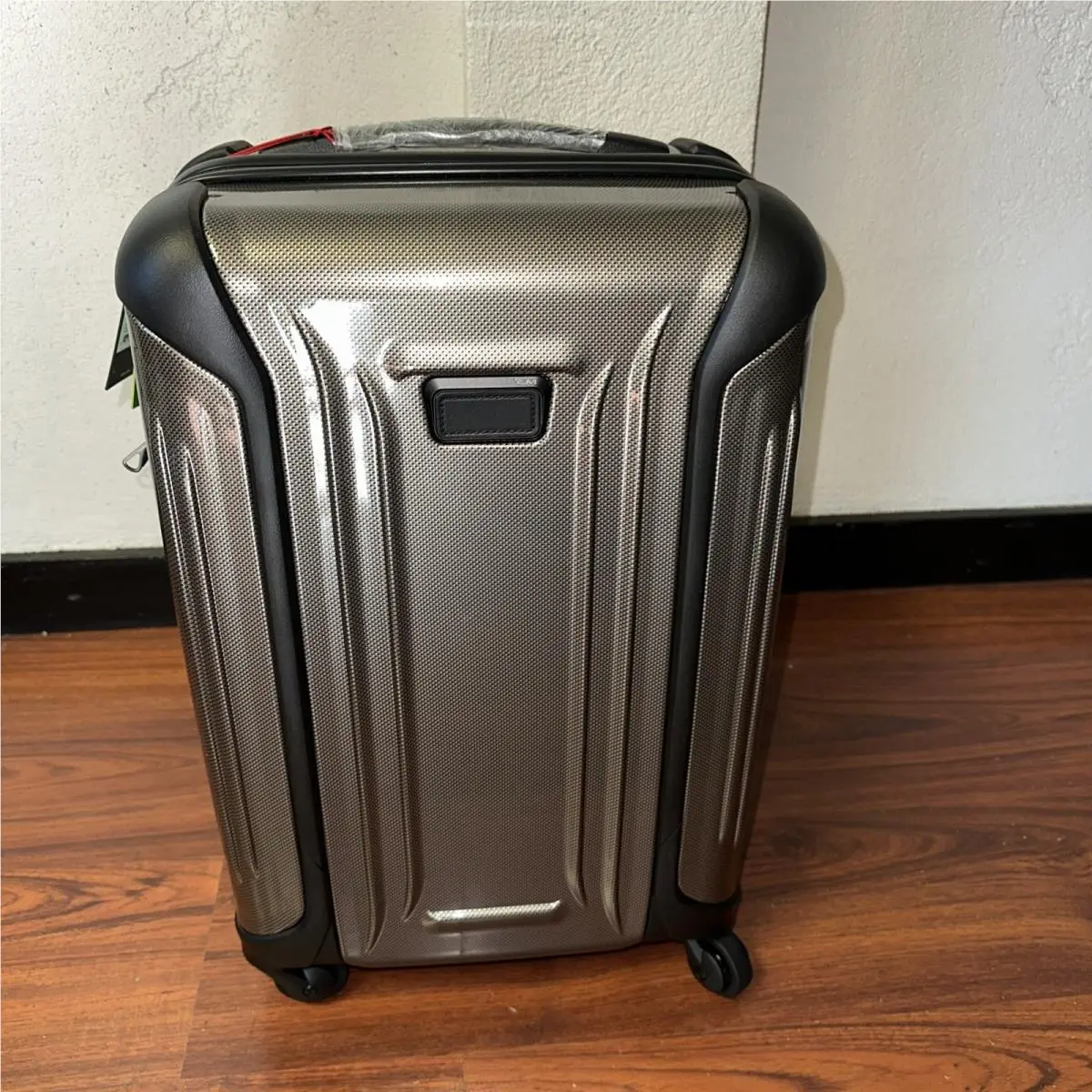 Tumi Vapor 22” Continental Carry-on Hardcase Spinner Luggage Fossil