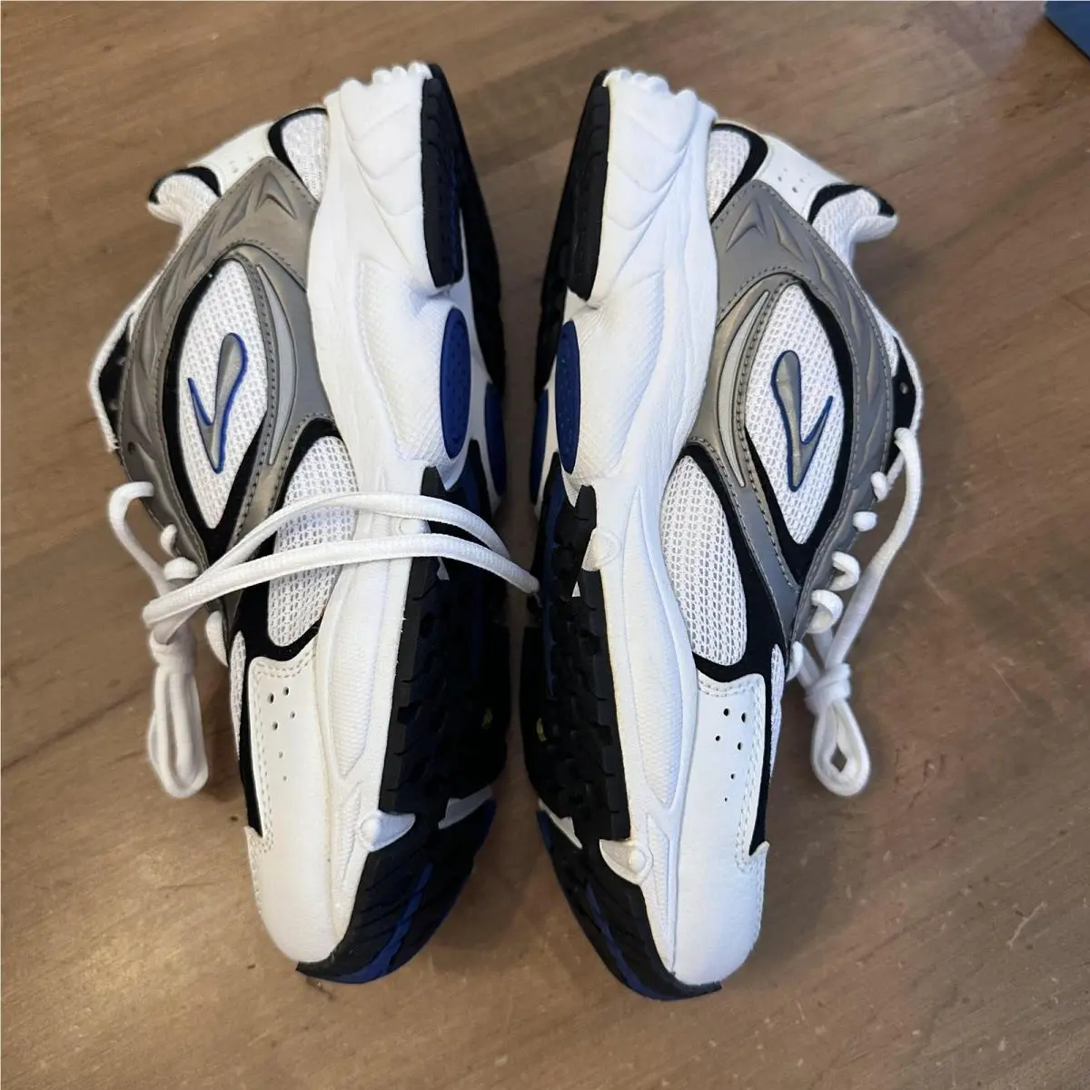 Brooks shoes - Brooks Dyad 3 - Dyad - White 1