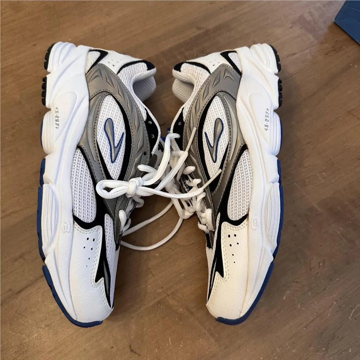 Brooks shoes - Brooks Dyad 3 - Dyad - White 2
