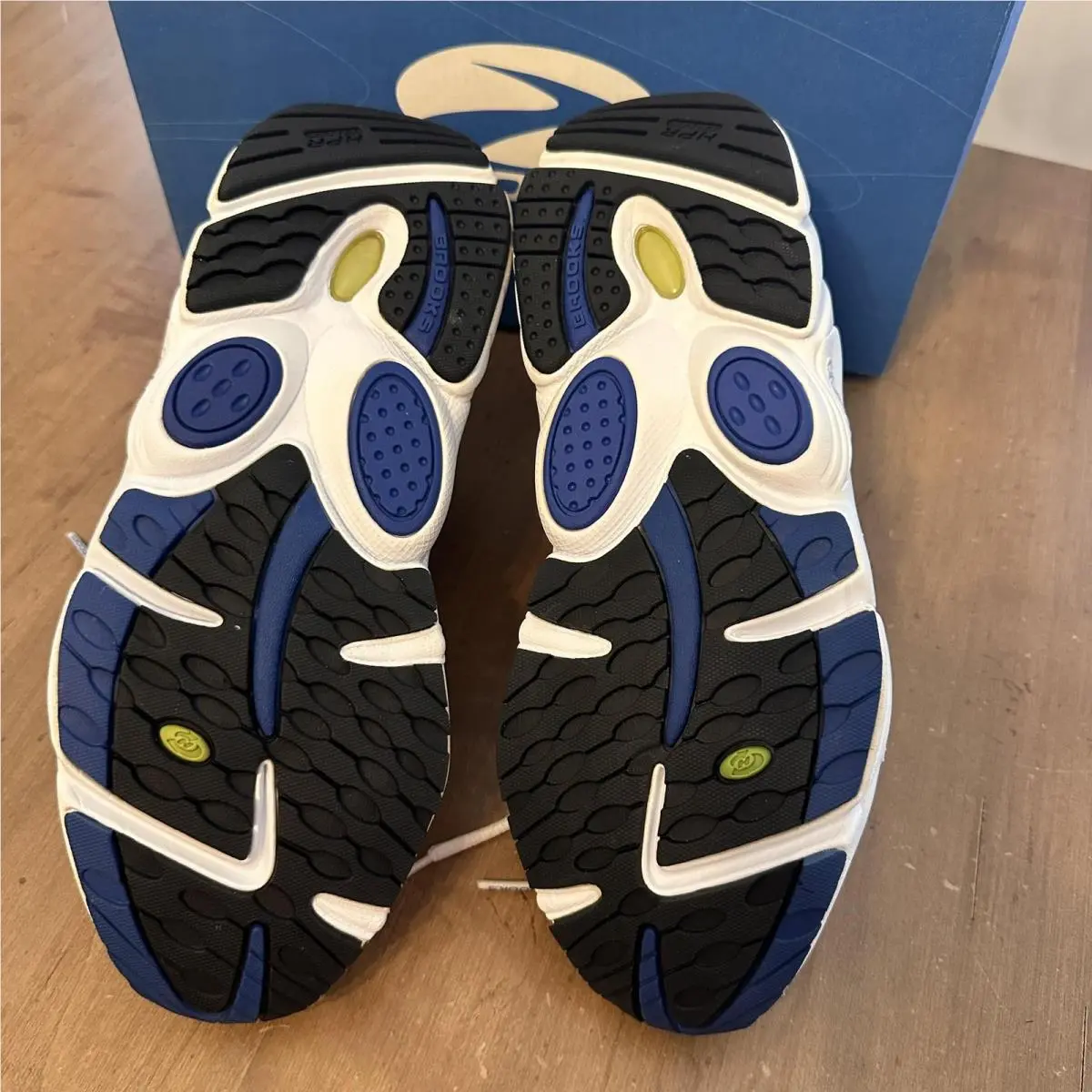 Brooks shoes - Brooks Dyad 3 - Dyad - White 3