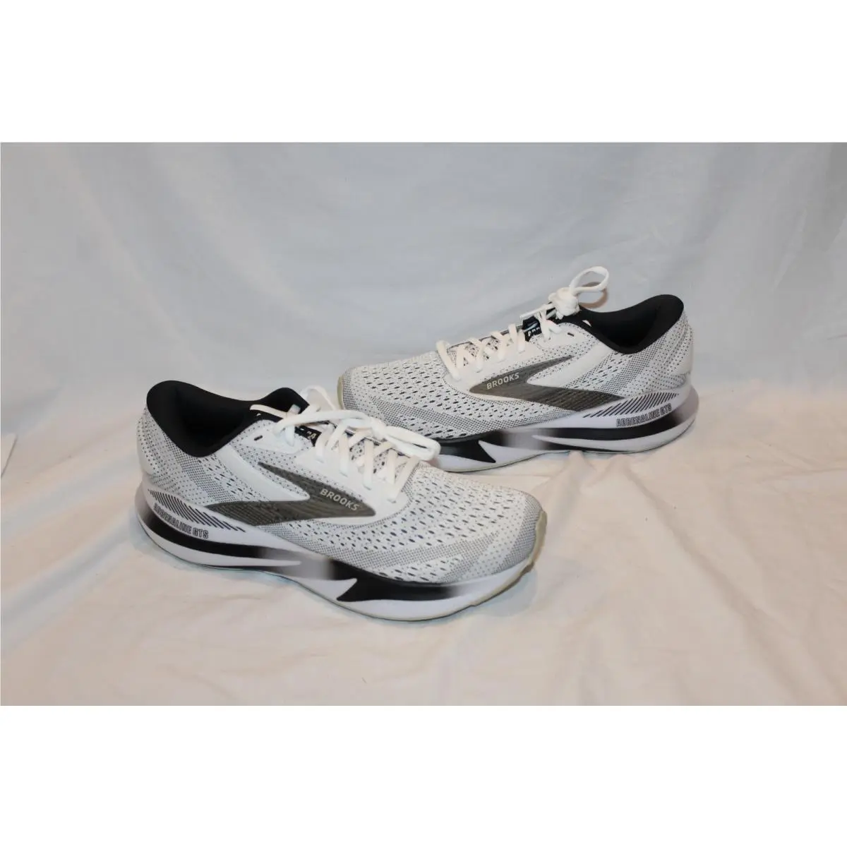 Brooks Adrenaline Gts 24 Men`s Running Athletic Sneakers White Black sz 8.5