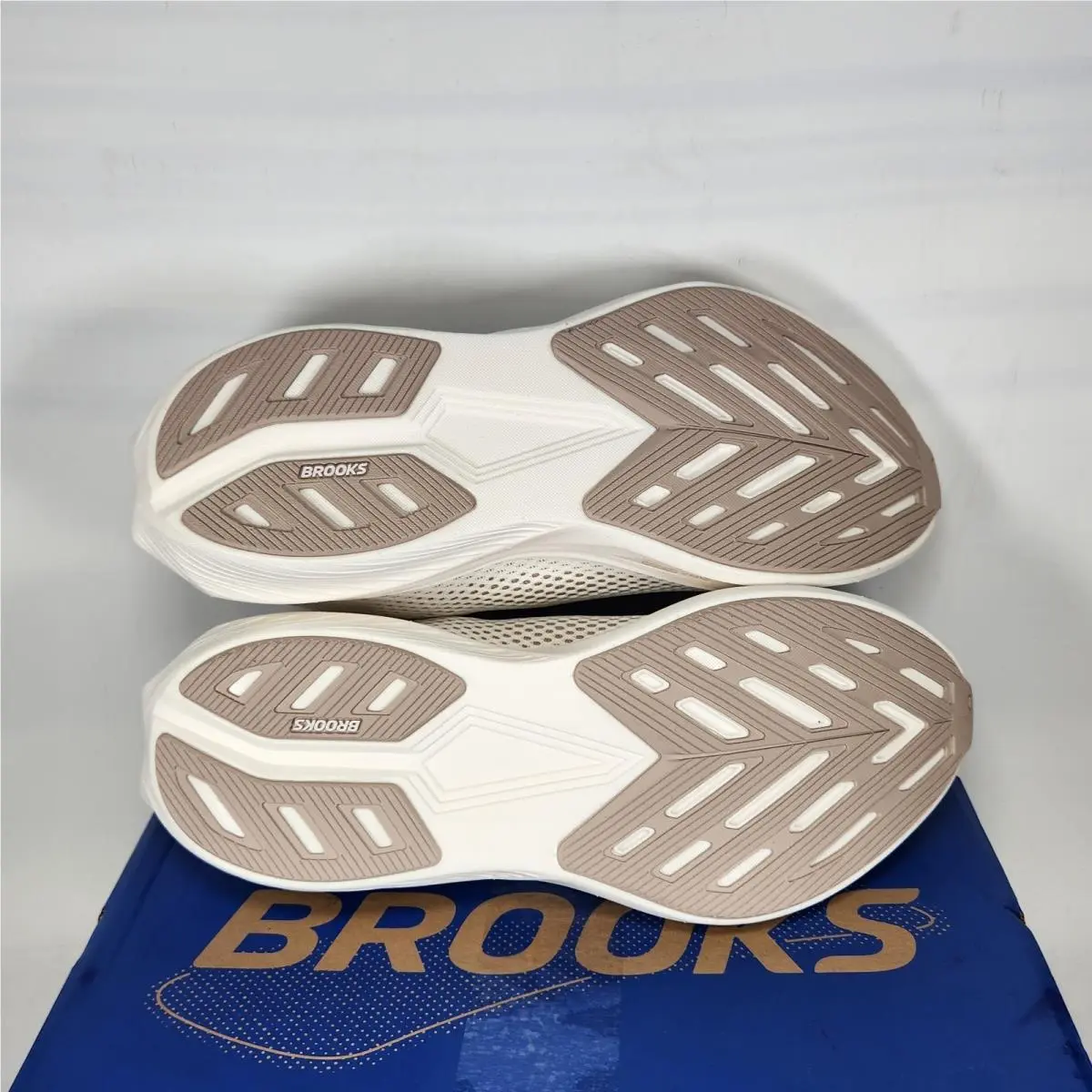 Brooks shoes - Brooks Hyperion - Hyperion - Gold 2
