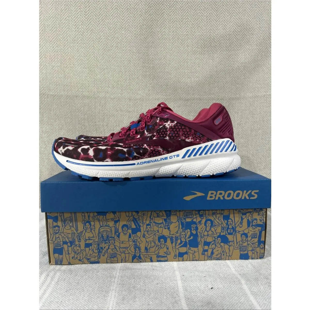 Brooks Adrenaline Gts 22 Magenta Raspberry White Shoes 1203531B568 Women US 9