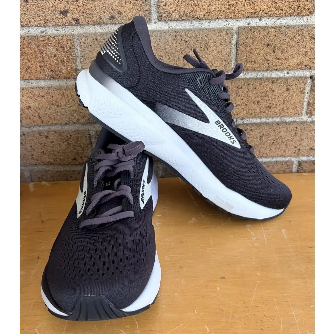 Brooks shoes - Brooks Ghost 16 - Ghost - 120407-090 - Black/Grey/White 1