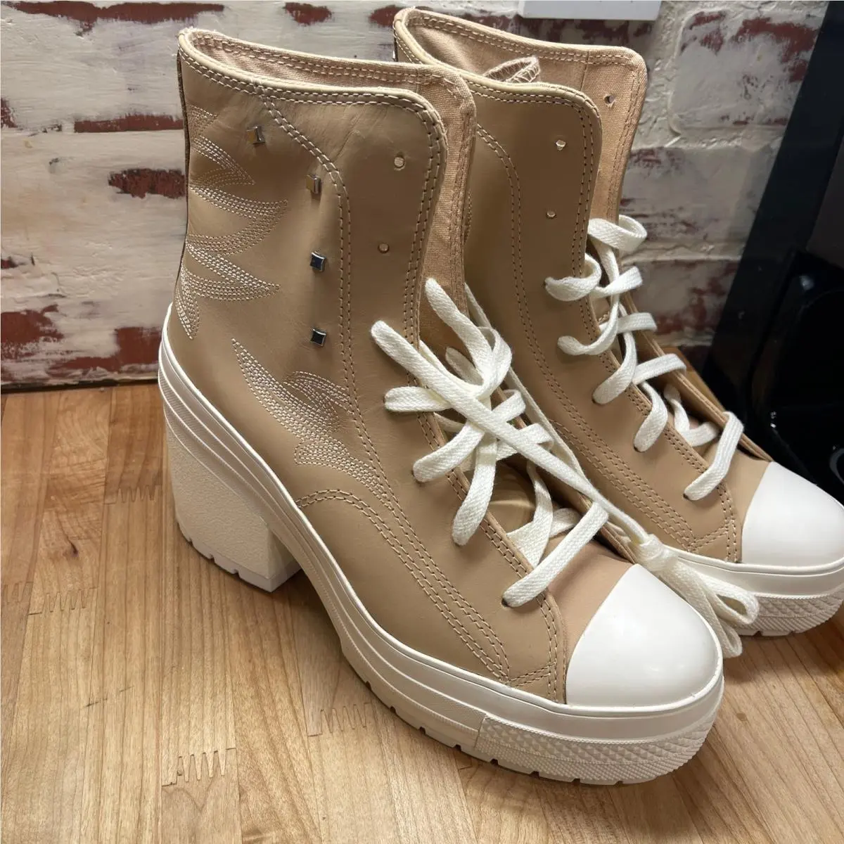 Converse Chuck 70 De Luxe Heel Western Tan Leather Studded Boots Womens 8.5 Nwot