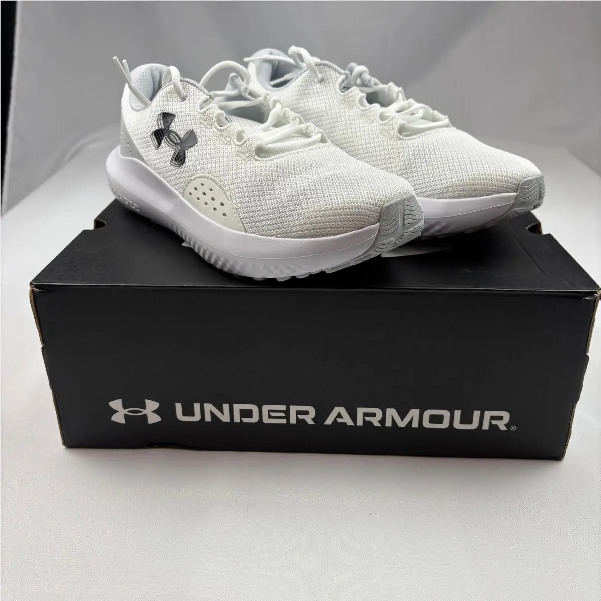 Under Armour Surge 4 White Gray Men`s 10 Training Running Shoes Lightweight