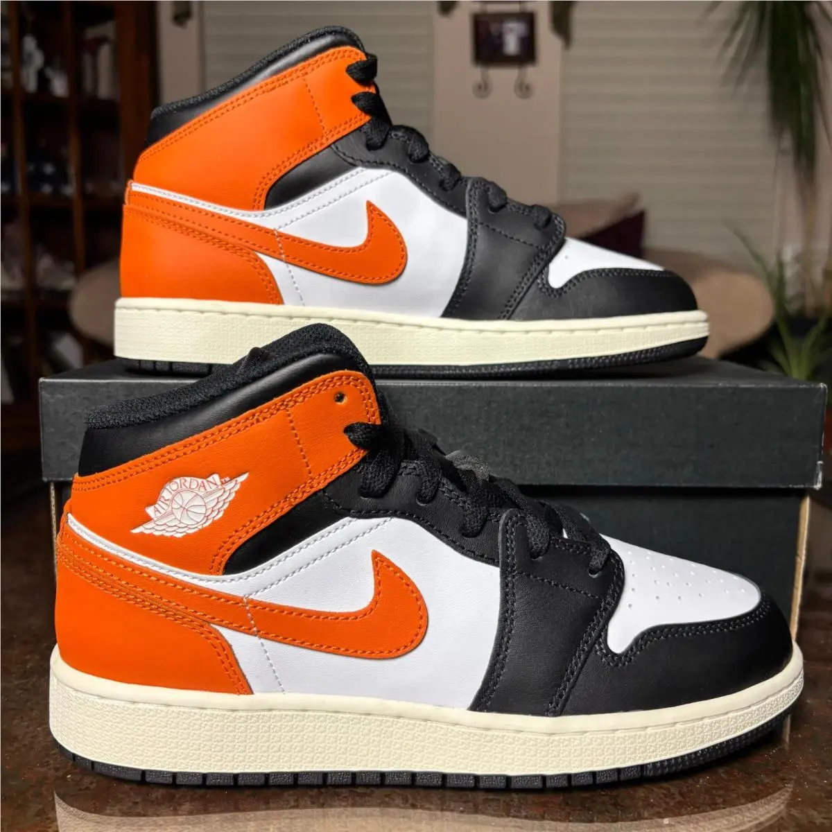 Nike shoes - Nike Air Jordan 1 Mid - Orange 0
