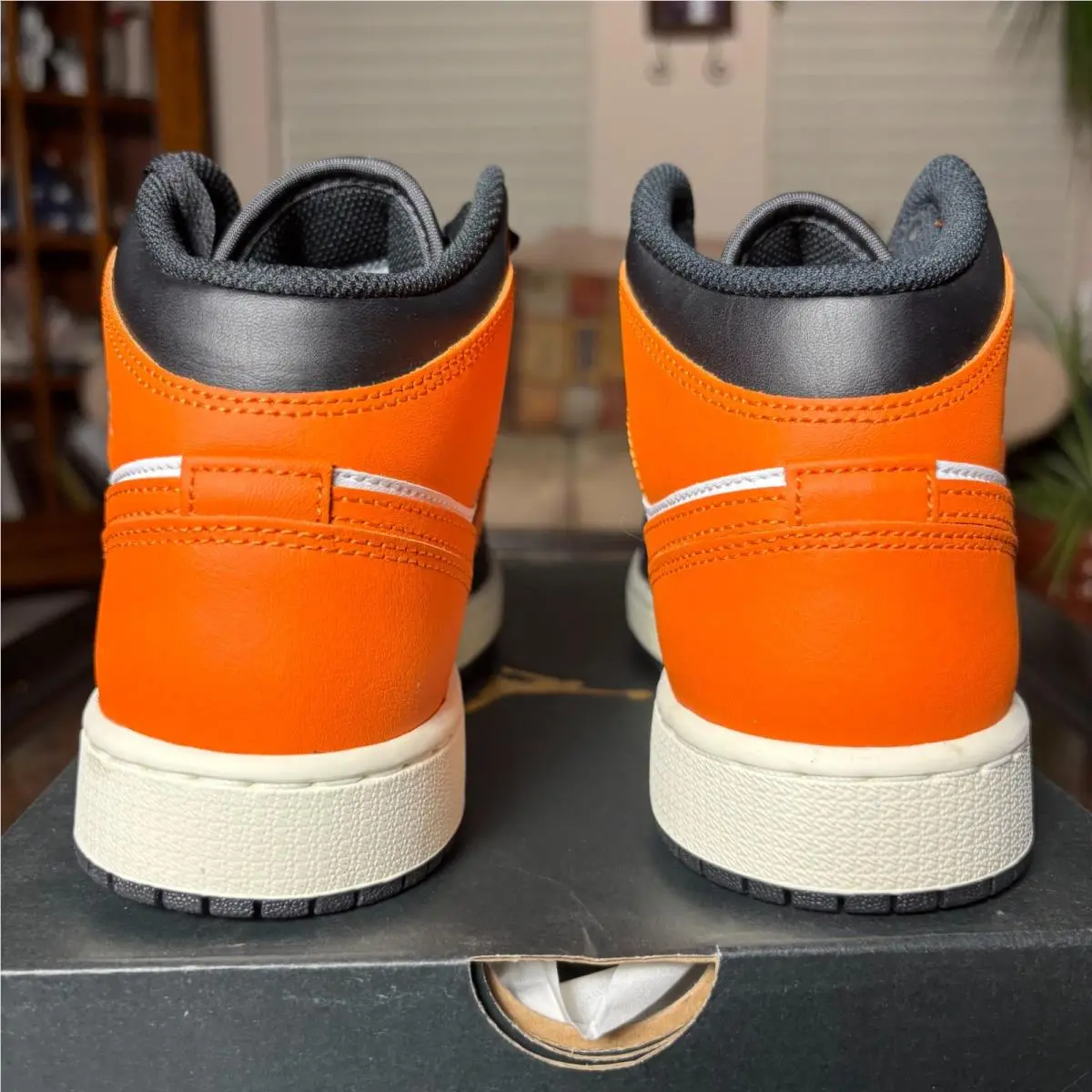 Nike shoes - Nike Air Jordan 1 Mid - Orange 4