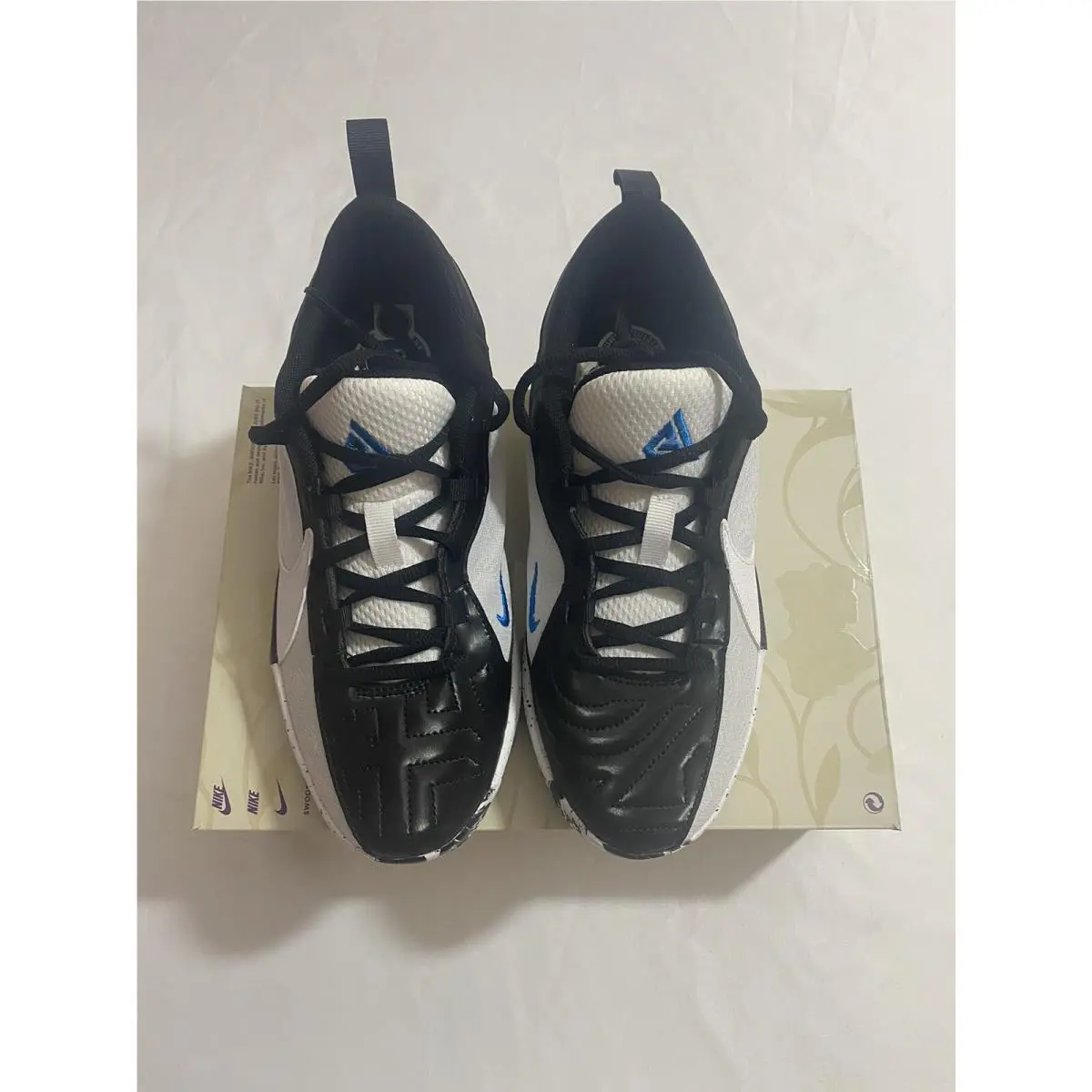 Nike shoes - White (UPC: 0196608412625) 0