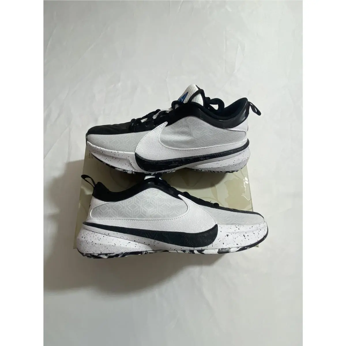 Nike shoes - White (UPC: 0196608412625) 1