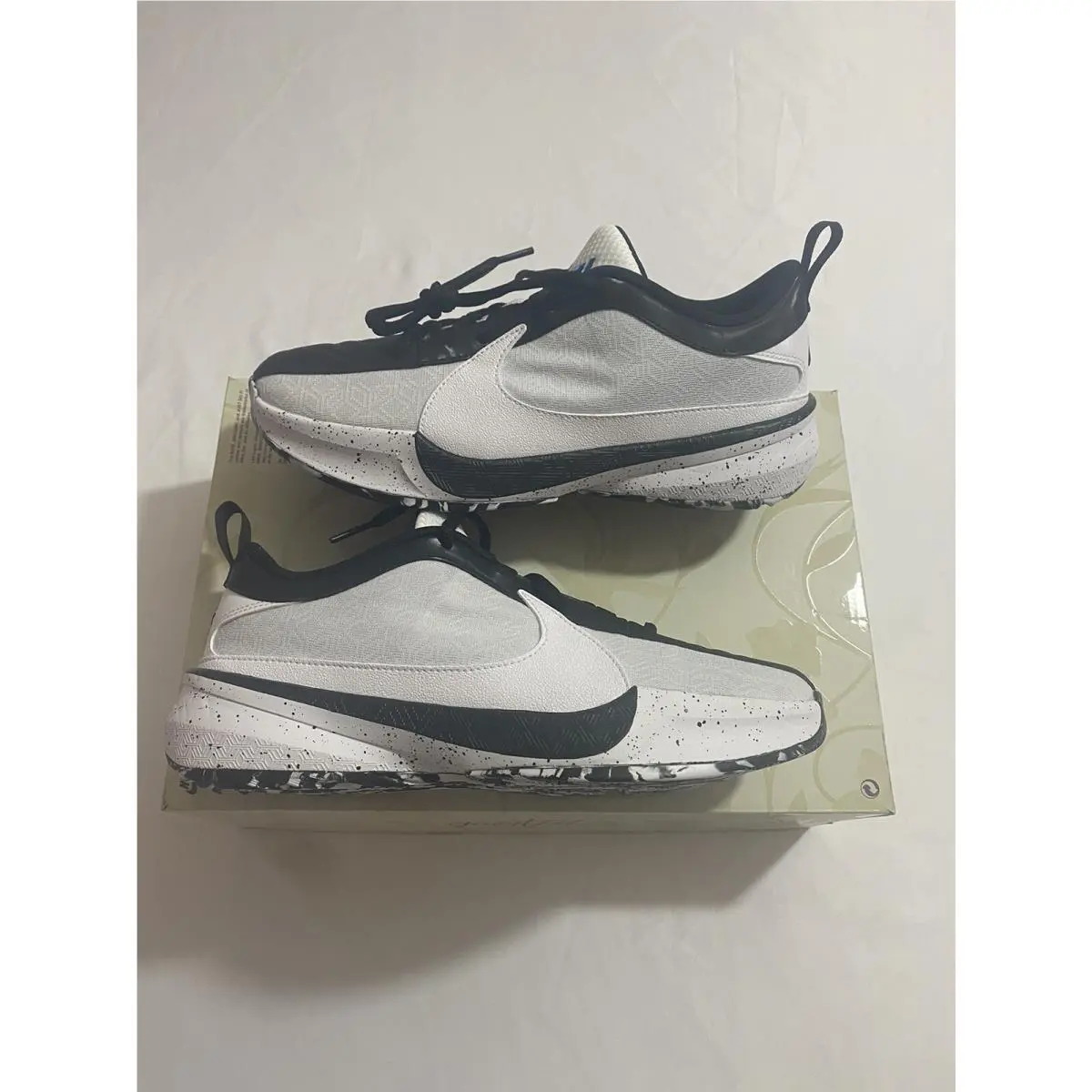Nike shoes - Black (UPC: 0196608412632) 1