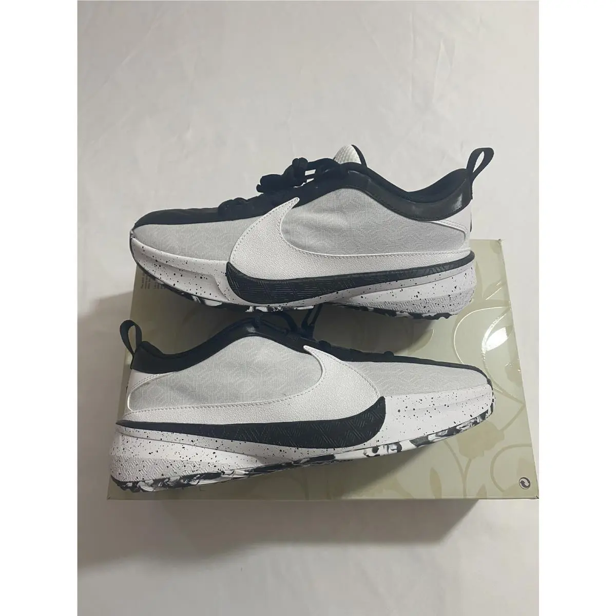 Nike shoes - White (UPC: 0196608412649) 1