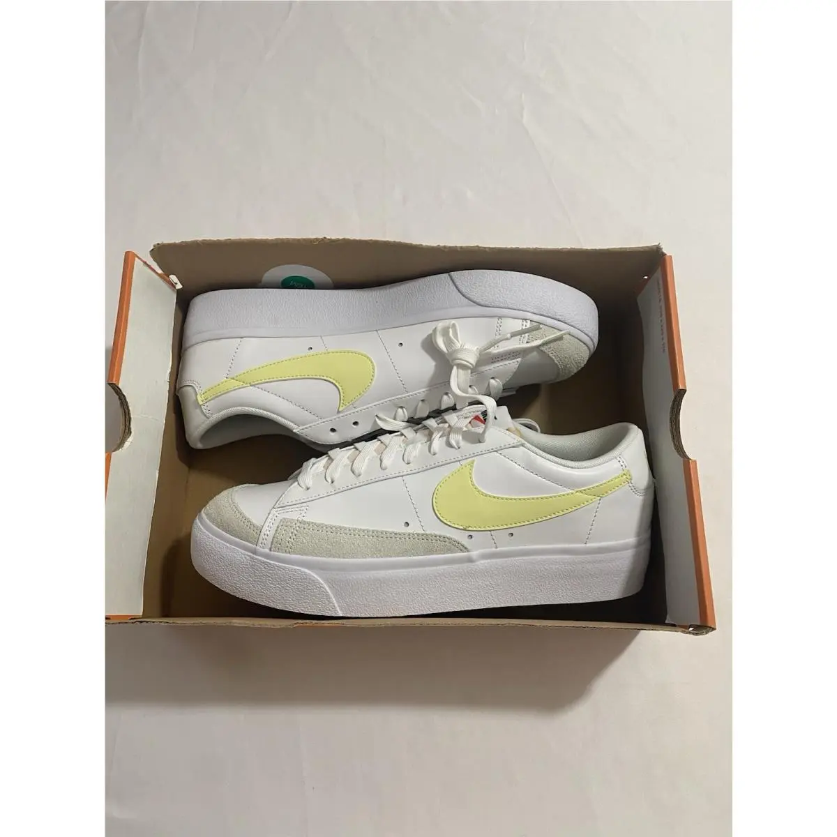 Women’s Size 11.5 White Nike Blazer Low Platform Basketball Shoes DJ0292 115