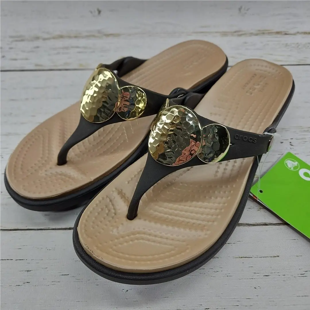 Crocs Sanrah Hammered Circle Wedge Sandal Womens 6 Brown Gold Thong Flip Flops